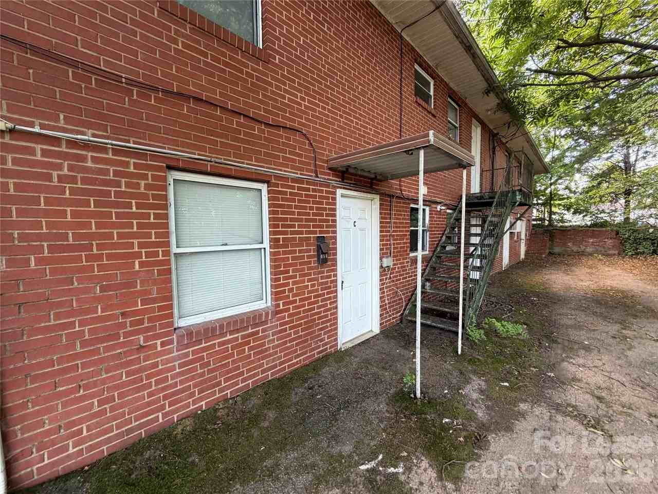 325 Chambers St - Photo 2 of 8