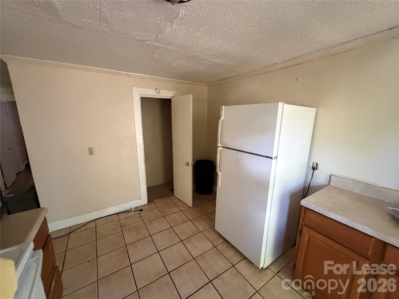 325 Chambers St - Photo 6 of 8