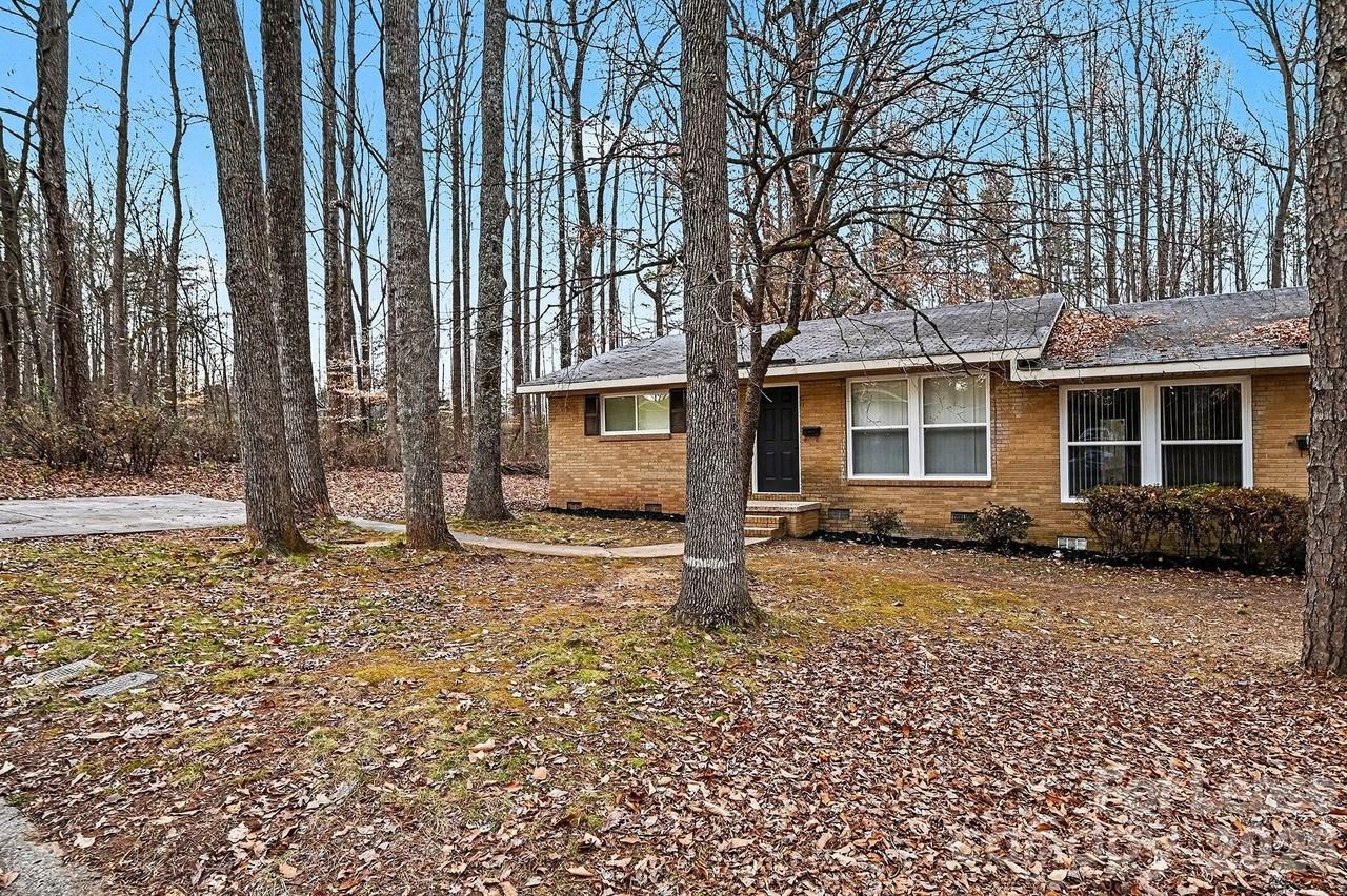5001 Lakecrest Dr - Photo 2 of 16