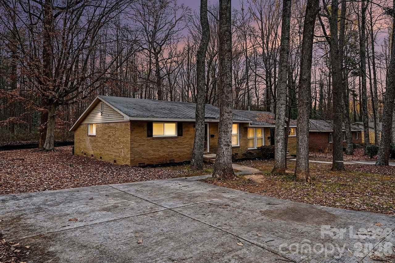 5001 Lakecrest Dr - Photo 3 of 16