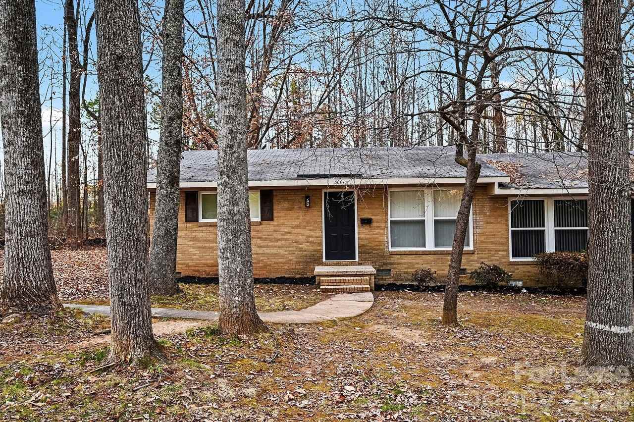 5001 Lakecrest Dr - Photo 4 of 16