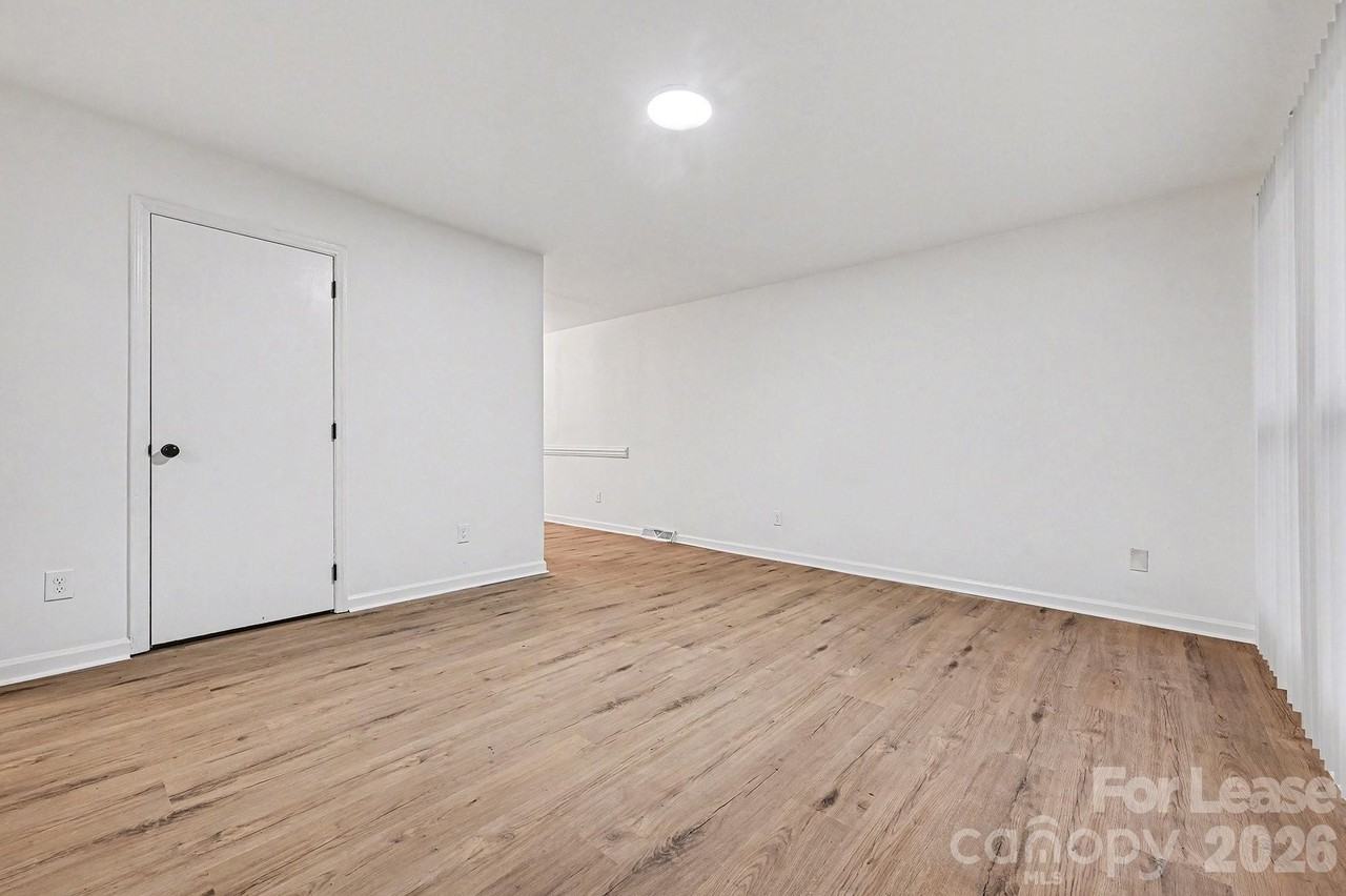 5001 Lakecrest Dr - Photo 6 of 16