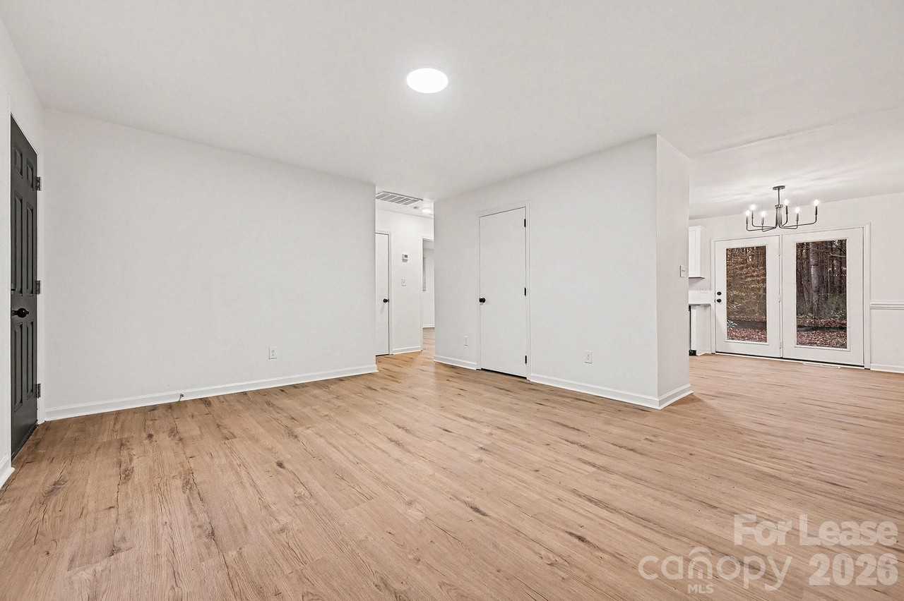 5001 Lakecrest Dr - Photo 7 of 16