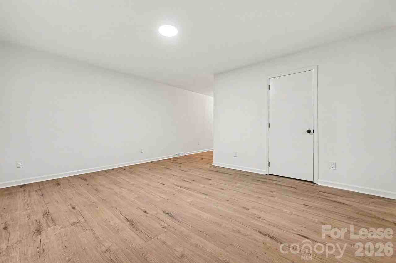 5003 Lakecrest Dr - Photo 5 of 17