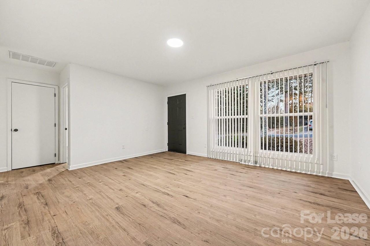 5003 Lakecrest Dr - Photo 6 of 17