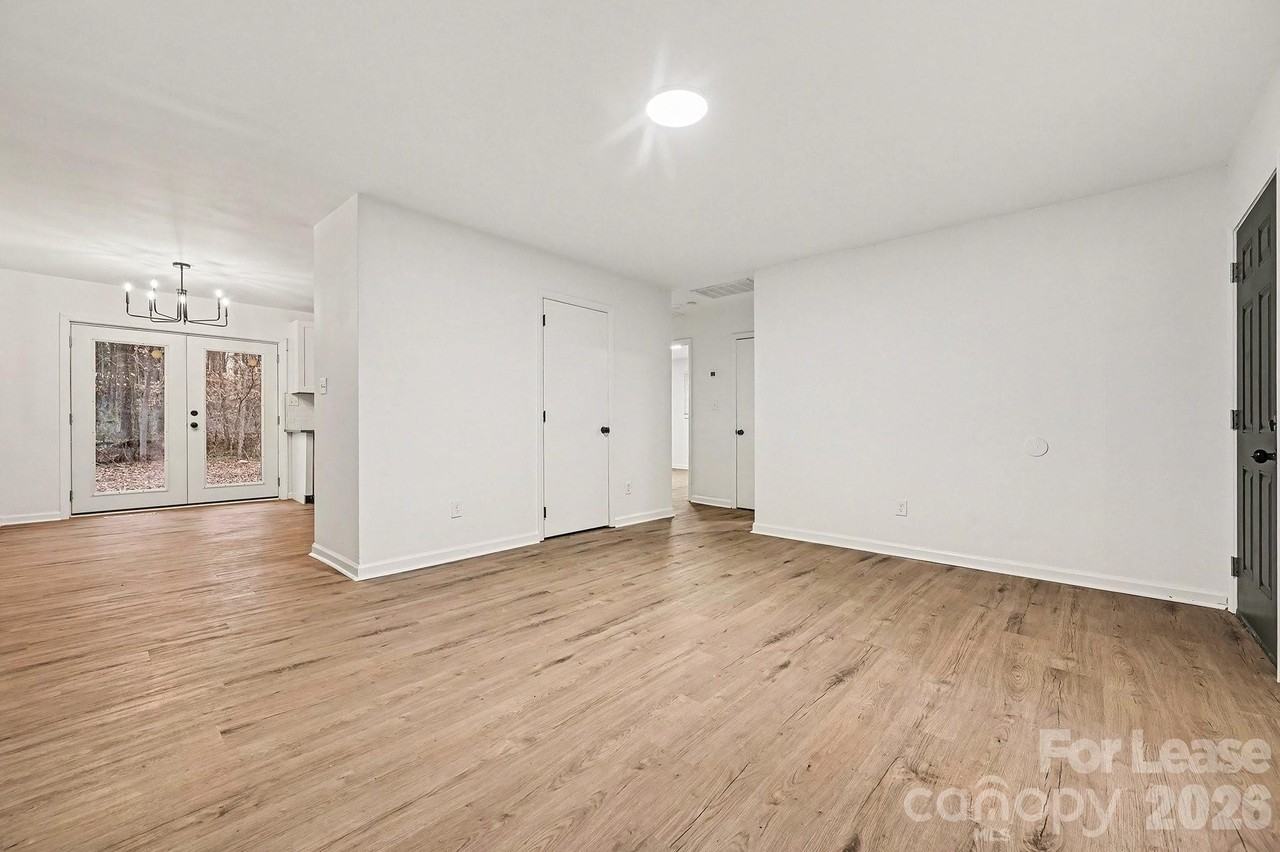 5003 Lakecrest Dr - Photo 7 of 17