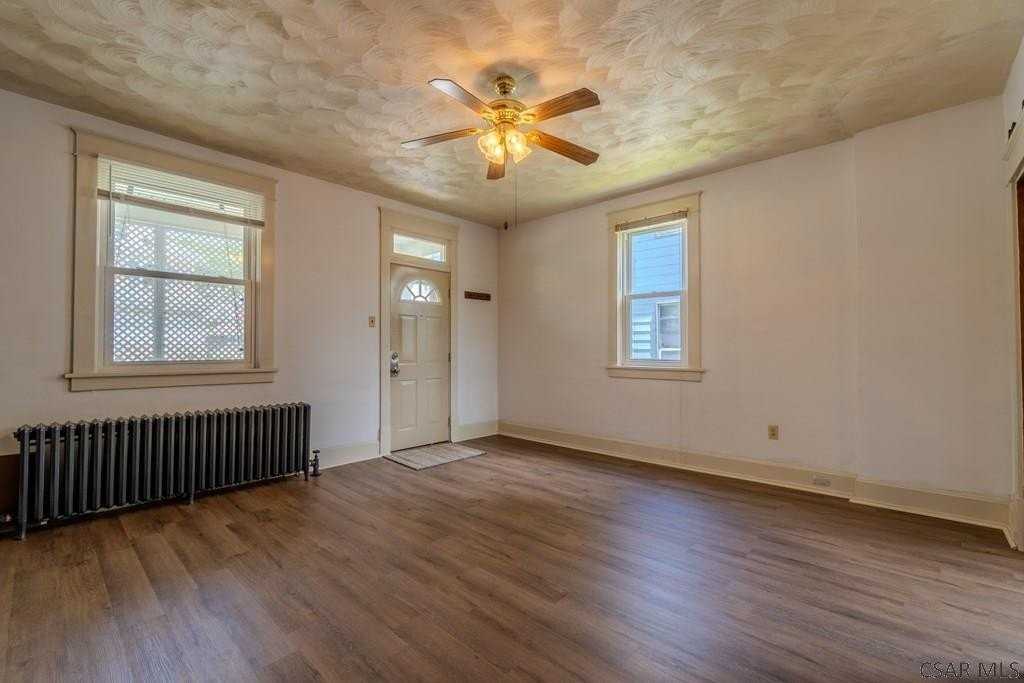 222 Strayer St - Photo 4 of 31