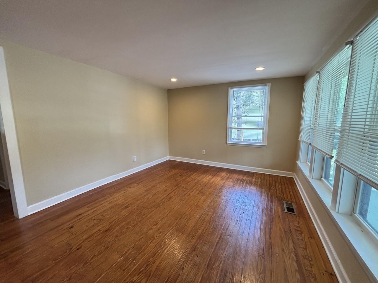 107 Sasportas Ln - Photo 6 of 26