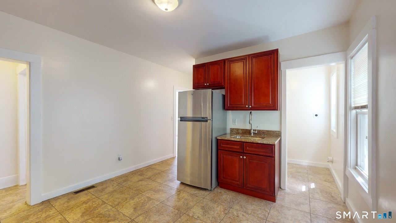 679 Winchester Ave - Photo 4 of 16