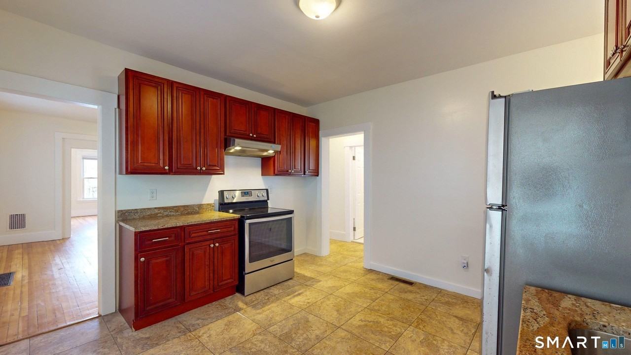 679 Winchester Ave - Photo 5 of 16