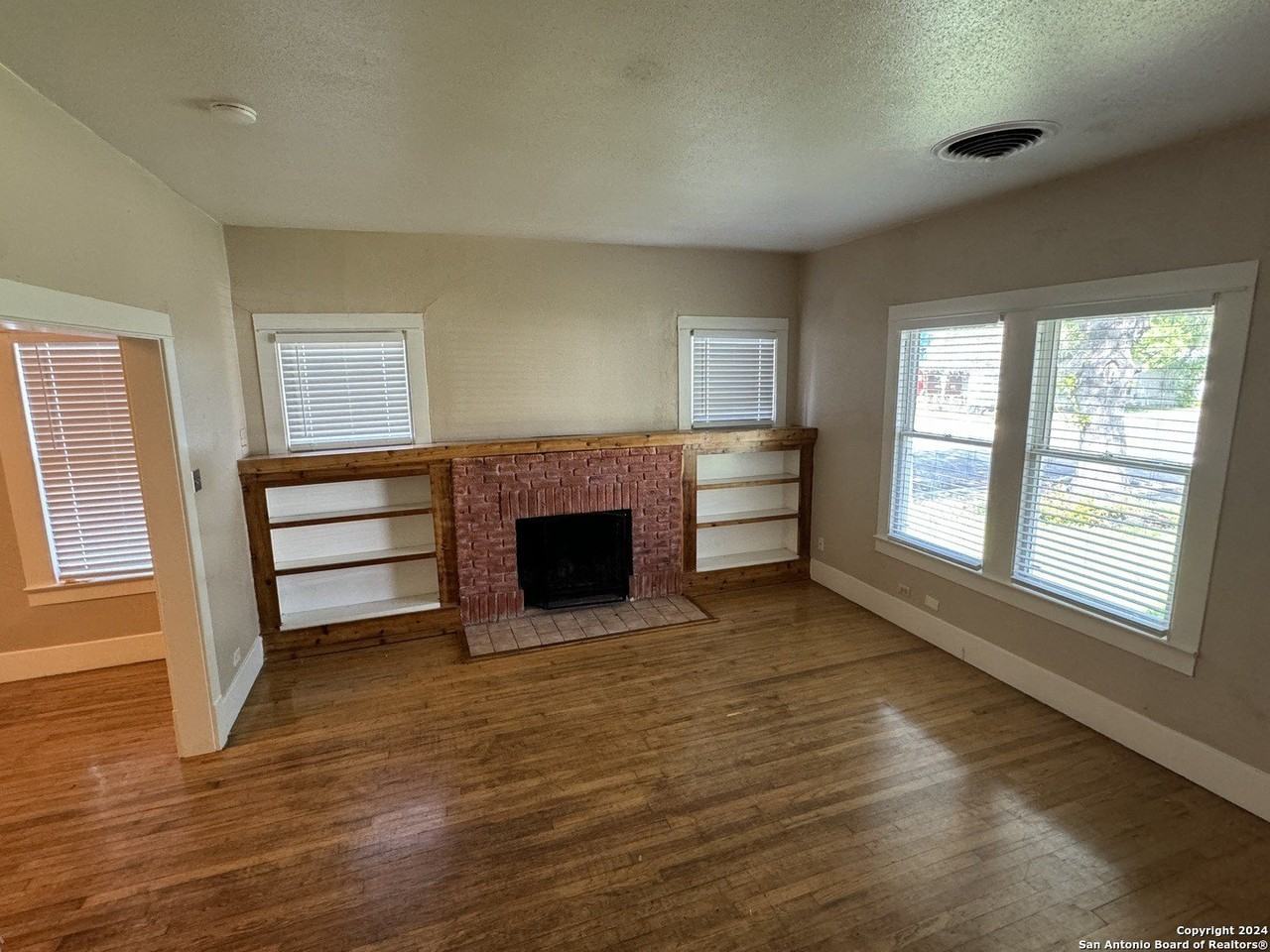 538 W Elsmere Pl - Photo 4 of 17