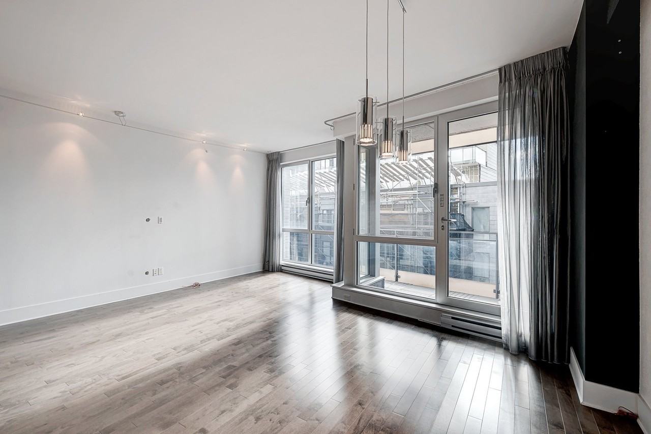 901 Rue De La Commune E - Photo 7 of 39