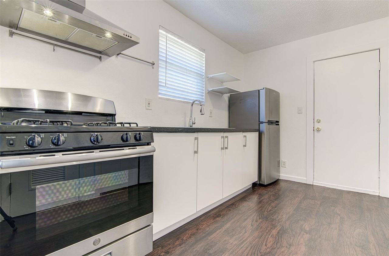 912 Catalpa St - Photo 3 of 15