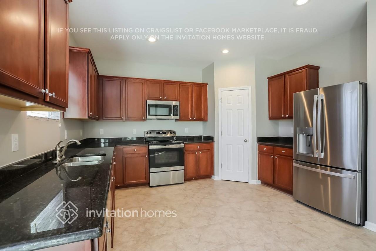 3826 Althorp Dr - Photo 4 of 16
