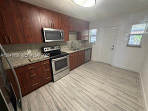 2742 Sw 32nd Ave - Photo 5 of 8