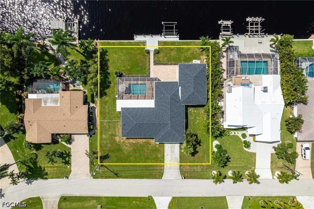 4930 Edith Esplanade - Photo 3 of 40