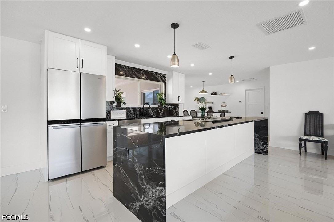 4930 Edith Esplanade - Photo 4 of 40