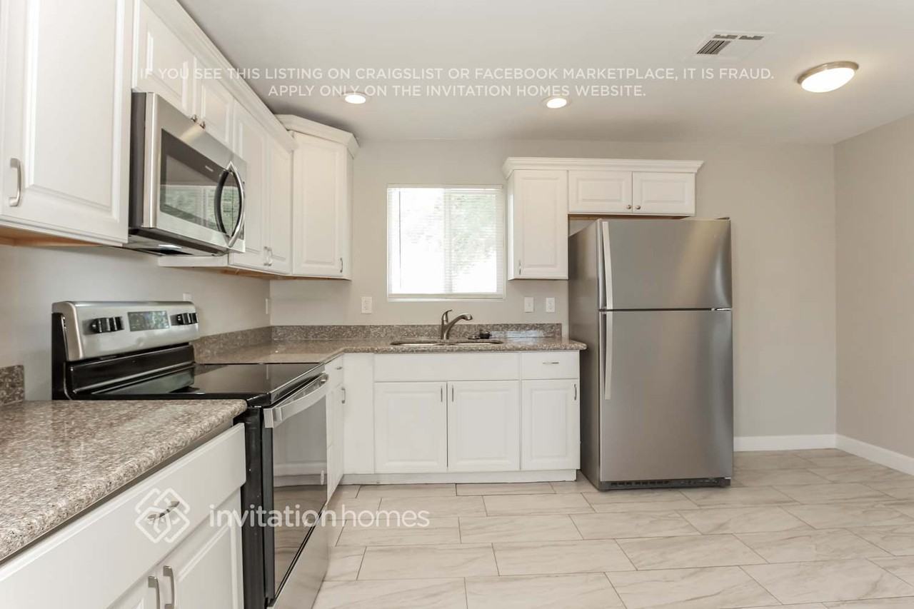 12614 W Del Rio Ln - Photo 4 of 16