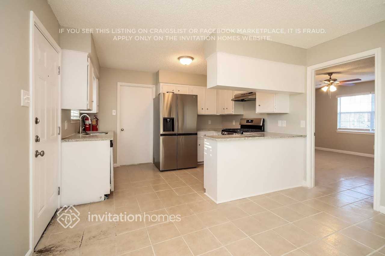 107 Lincoln Ln - Photo 5 of 16