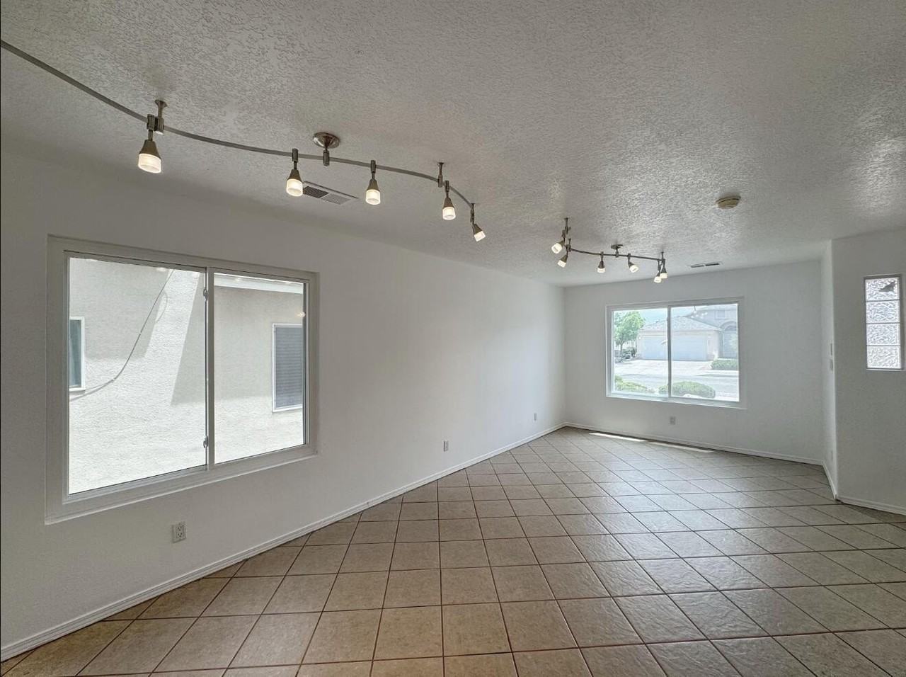 7701 Banyon Ave Nw - Photo 6 of 30