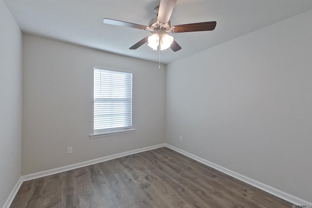 208 Yardley Ct - Photo 3 of 18