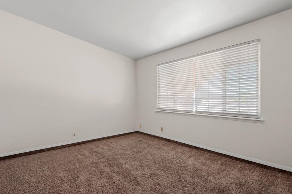 1600 Sumac Dr - Photo 5 of 38