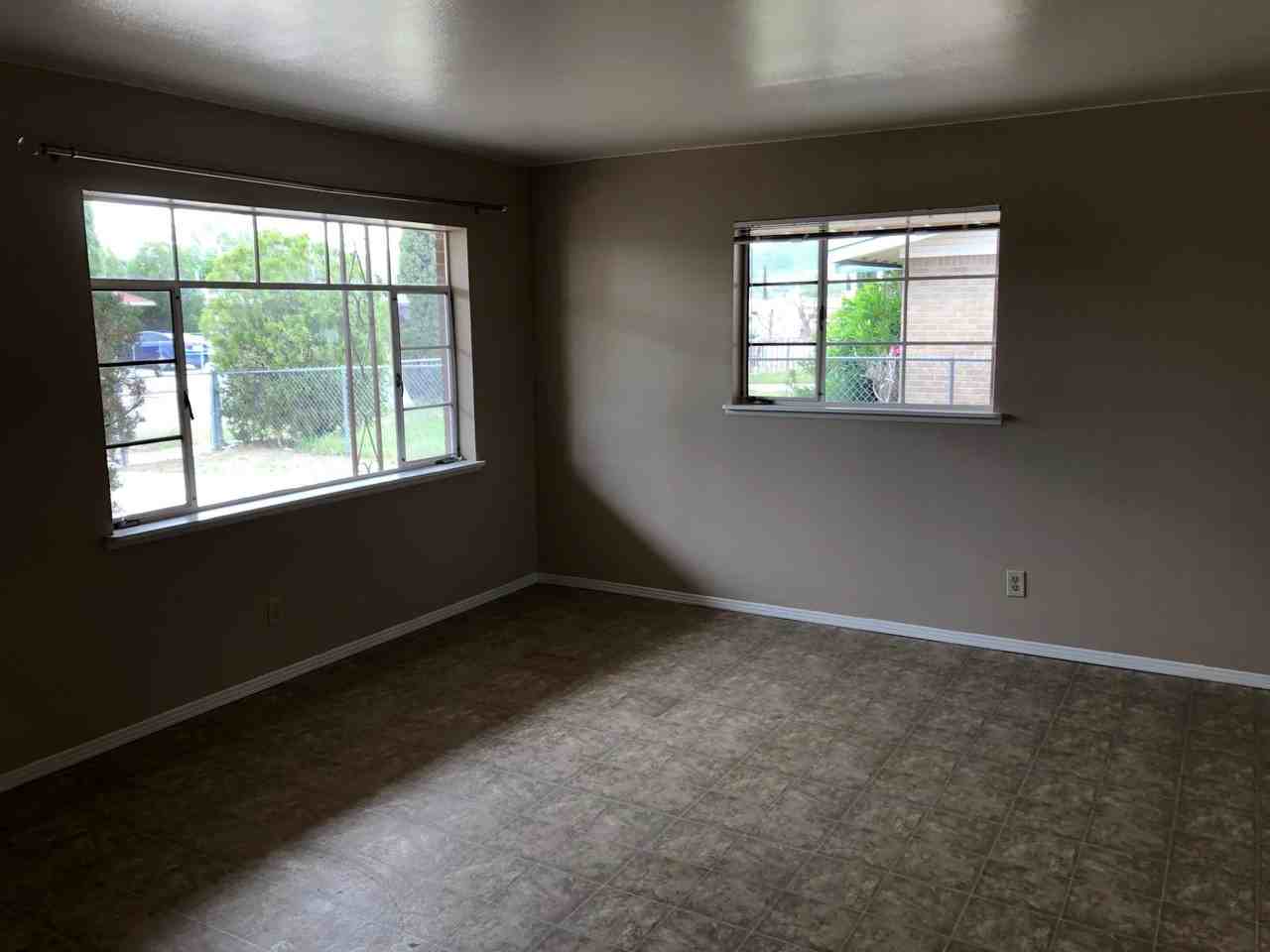 5717 Bainbridge Ave - Photo 2 of 10