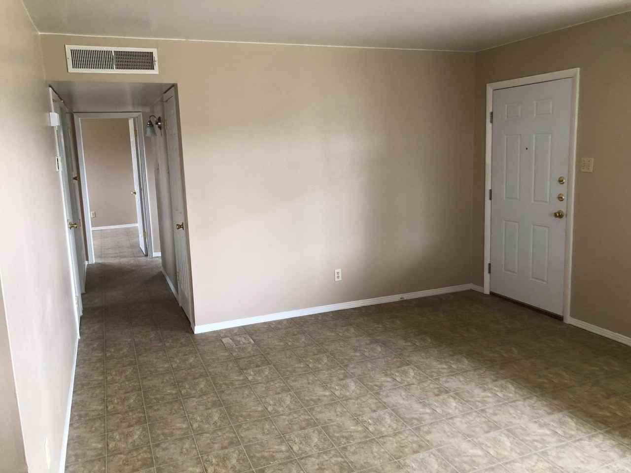 5717 Bainbridge Ave - Photo 3 of 10