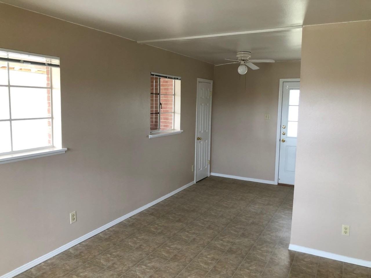 5717 Bainbridge Ave - Photo 4 of 10