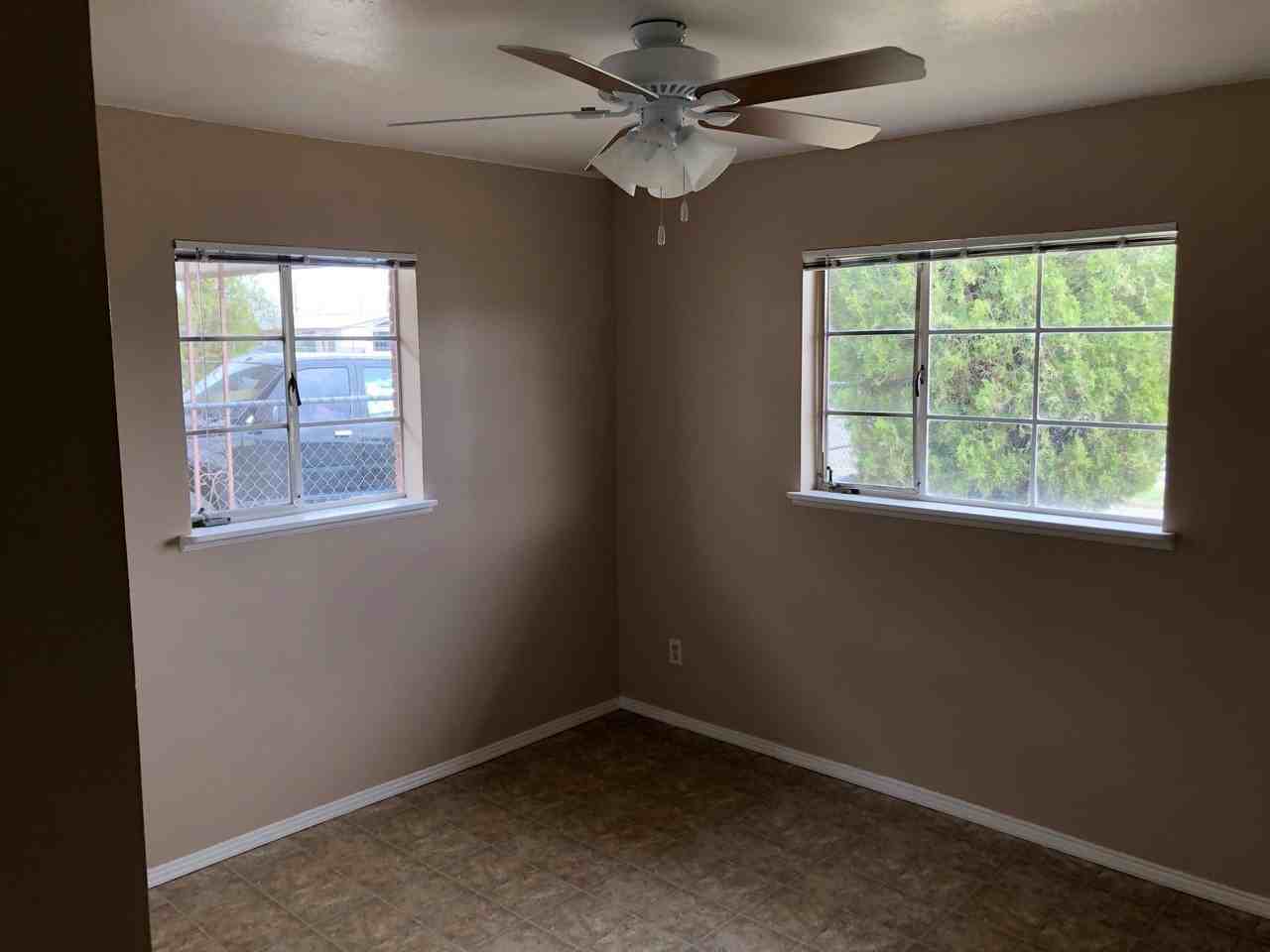 5717 Bainbridge Ave - Photo 6 of 10
