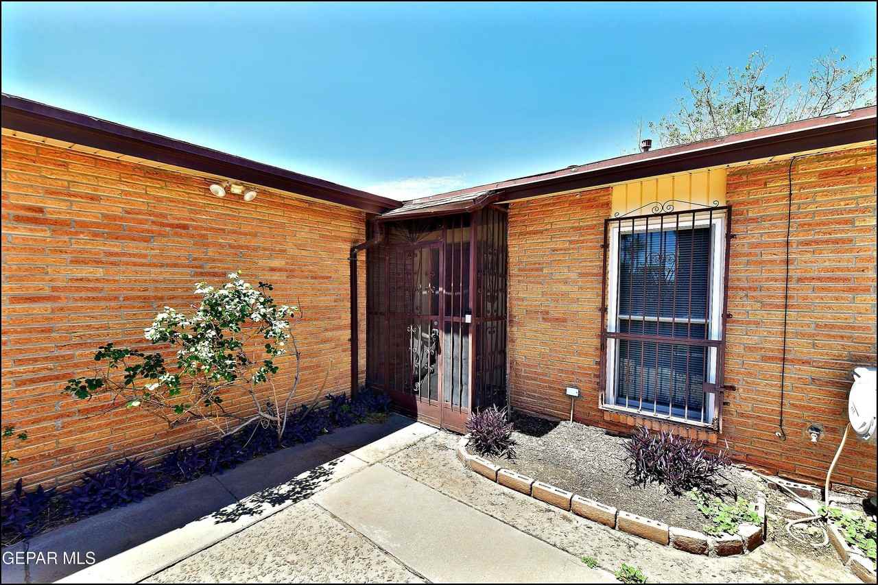10117 Mercedes St - Photo 4 of 47