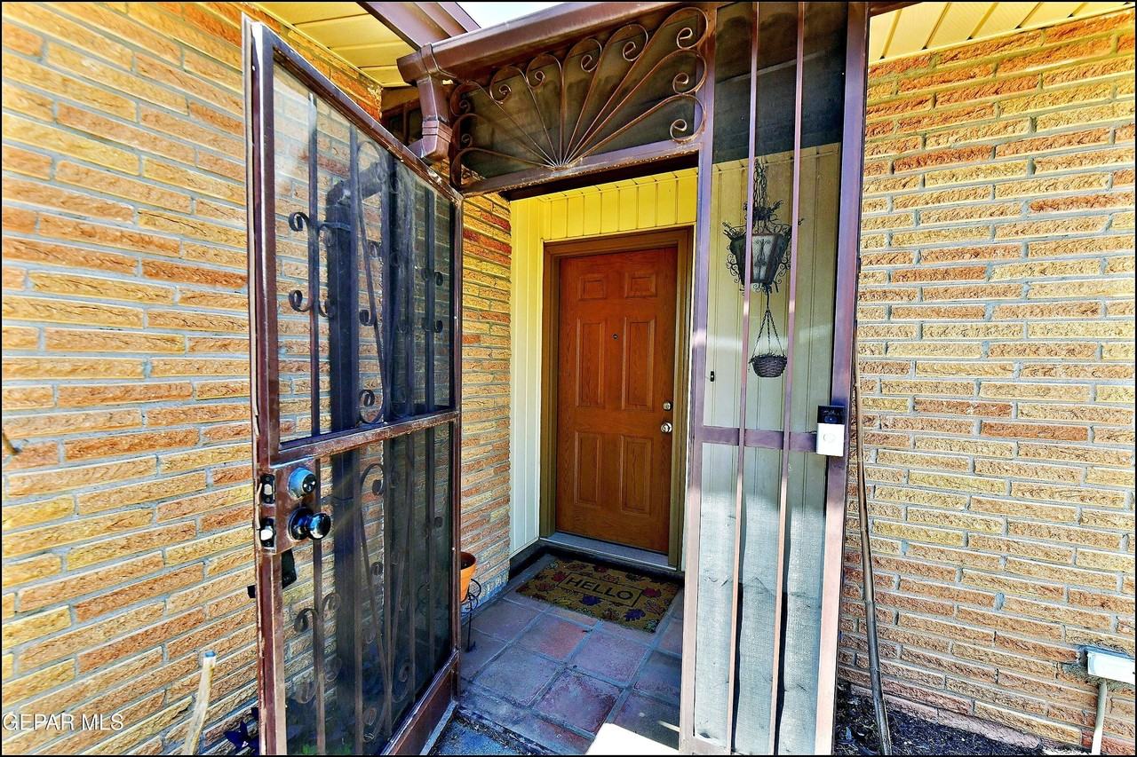 10117 Mercedes St - Photo 5 of 47