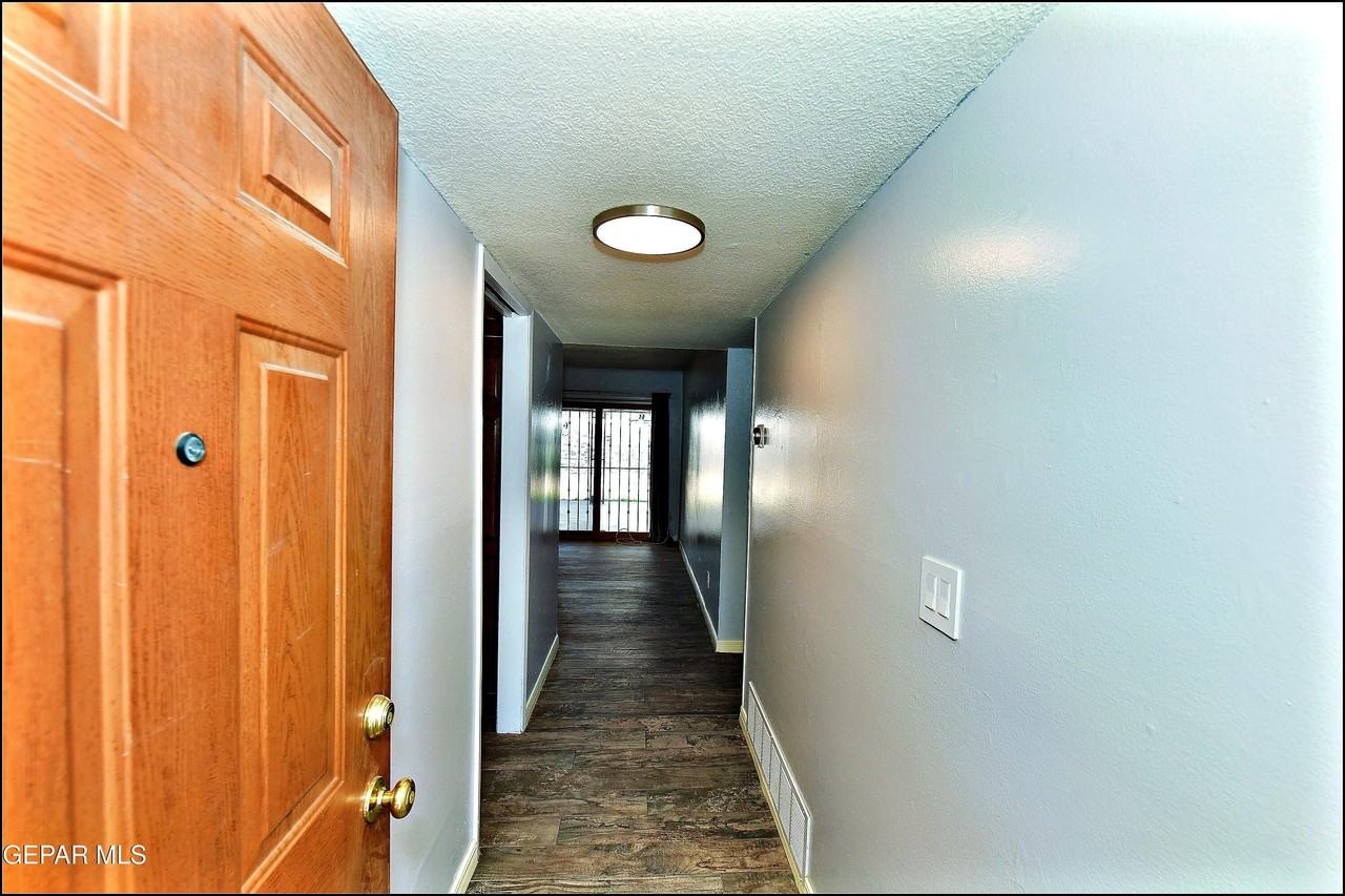 10117 Mercedes St - Photo 6 of 47