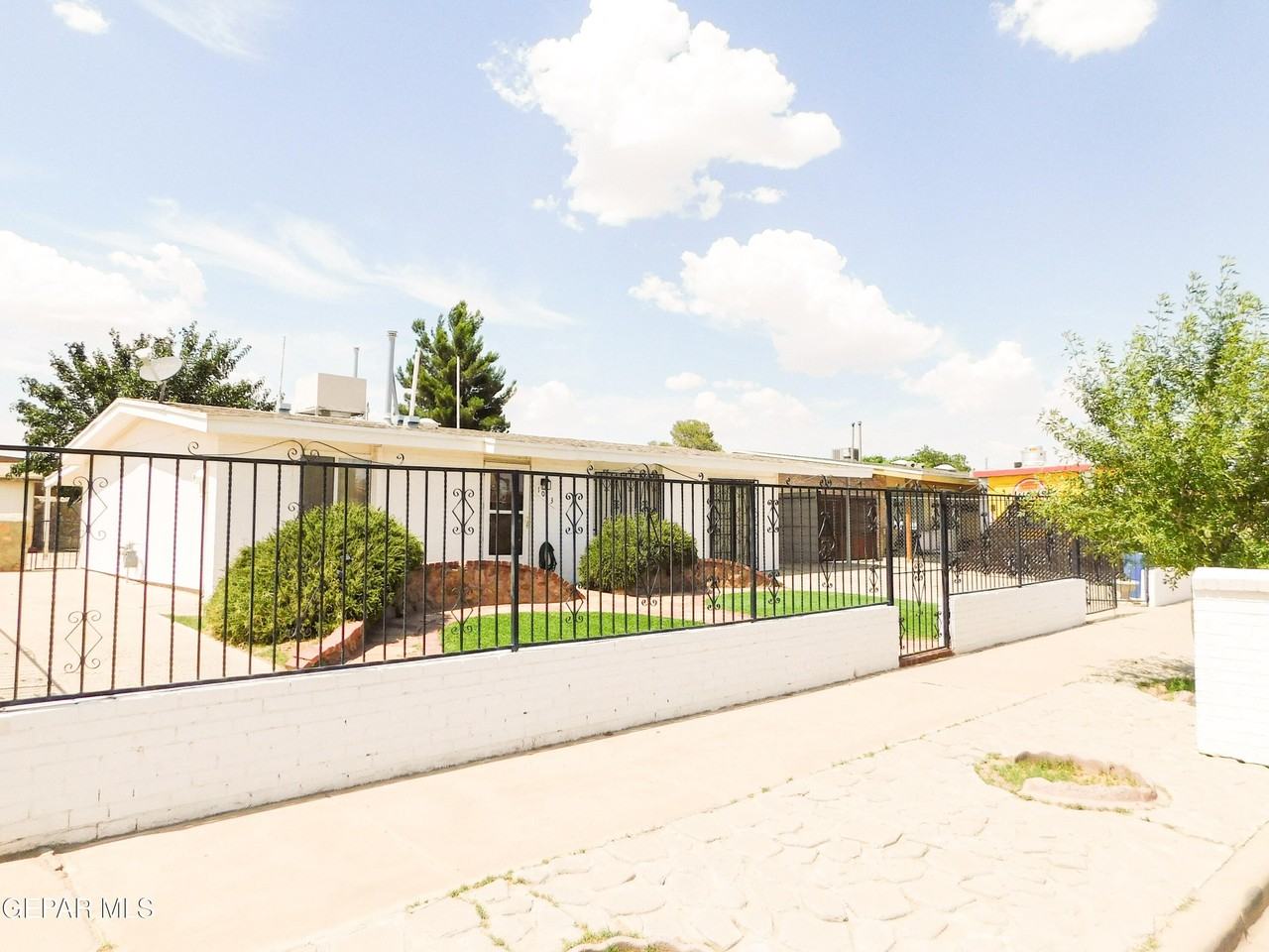 1013 Le Barron Rd - Photo 6 of 31