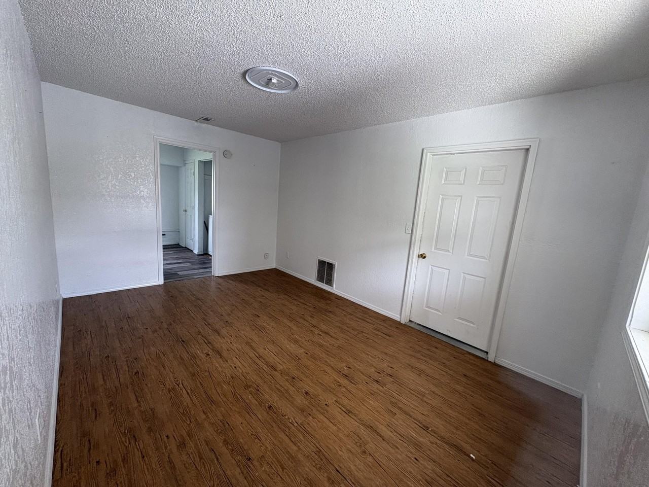 211 W Railroad St #B - Photo 2 of 16