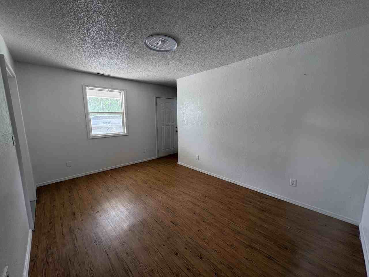 211 W Railroad St #B - Photo 3 of 16
