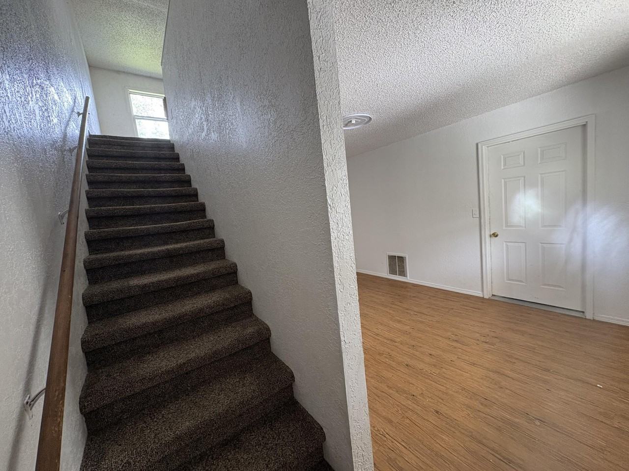 211 W Railroad St #B - Photo 6 of 16