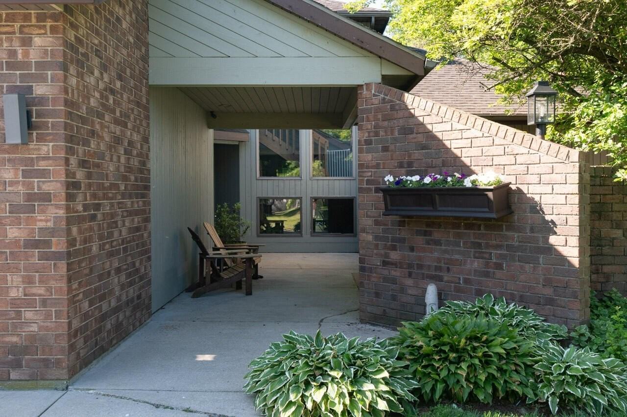 381 Timber Dr - Photo 5 of 40