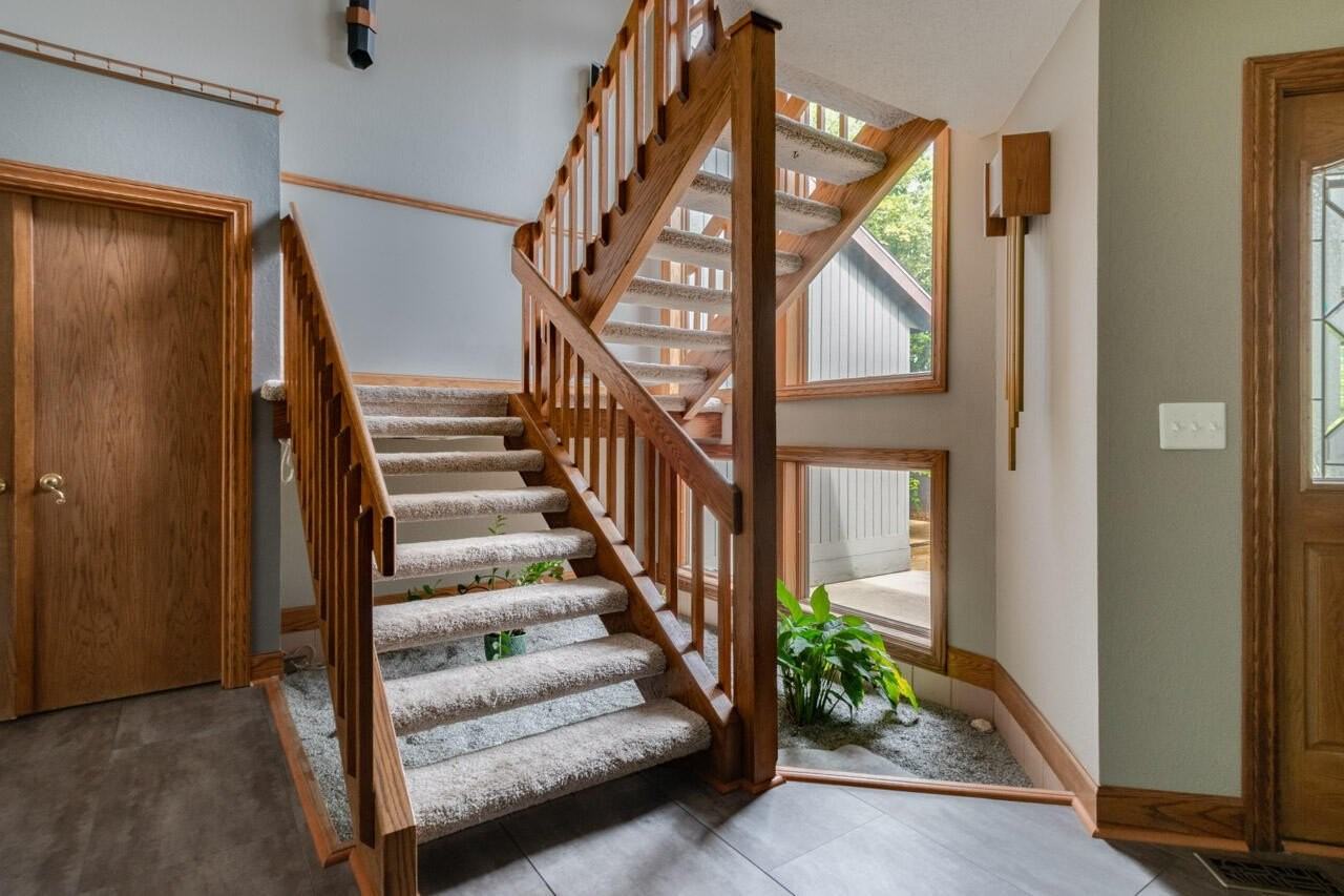 381 Timber Dr - Photo 7 of 40