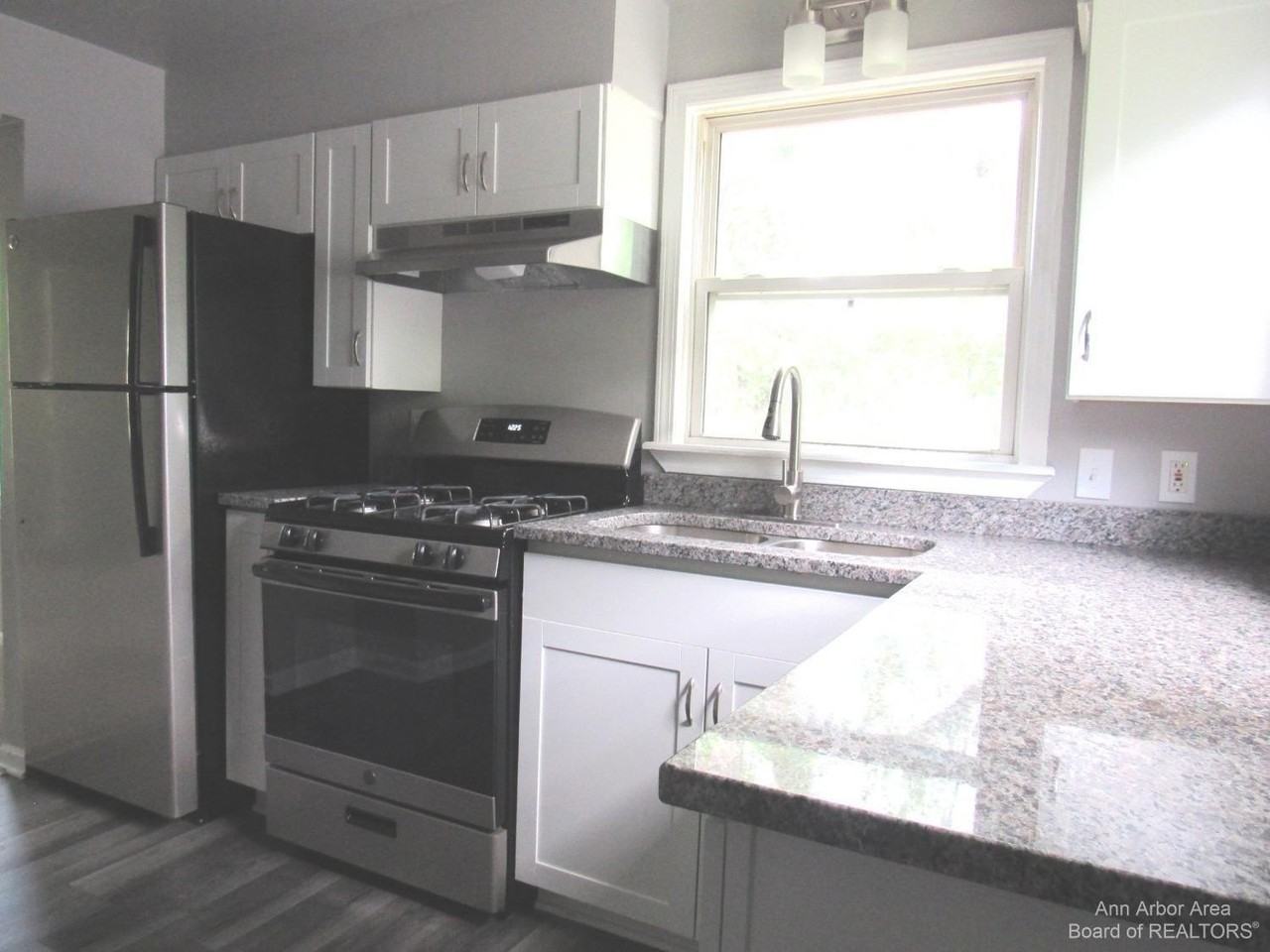 276 Devonshire St - Photo 4 of 9