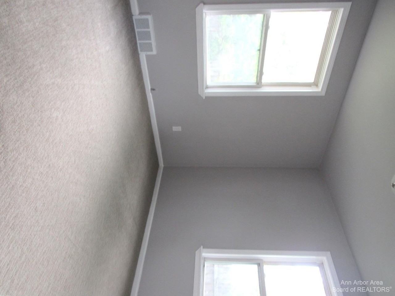 276 Devonshire St - Photo 6 of 9
