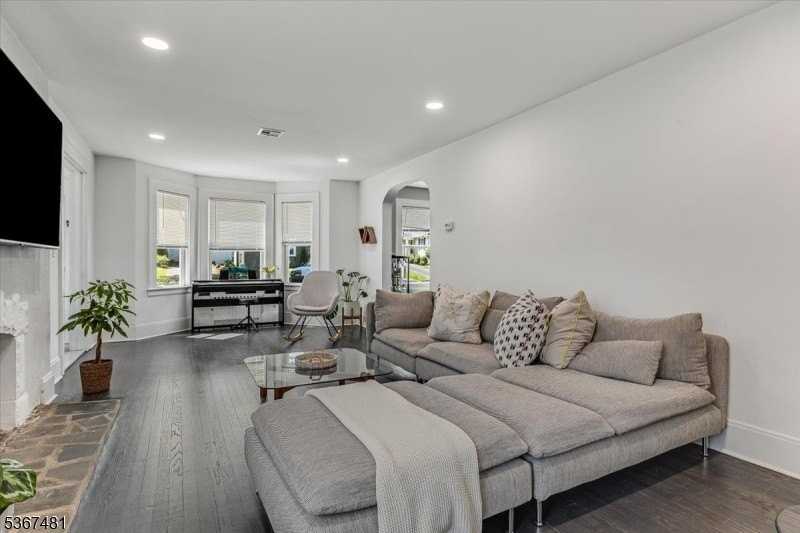 186 Gregory Ave - Photo 4 of 17