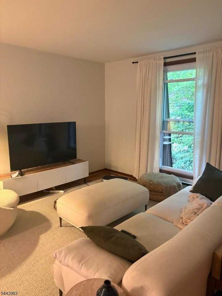 295 Claremont Ave #6 - Photo 3 of 10
