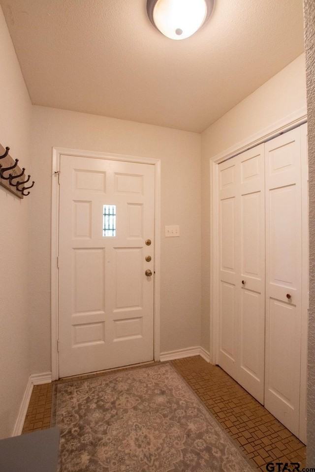 2110 Inwood Cir - Photo 4 of 39