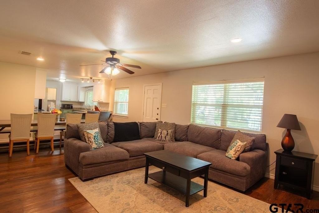 2110 Inwood Cir - Photo 5 of 39