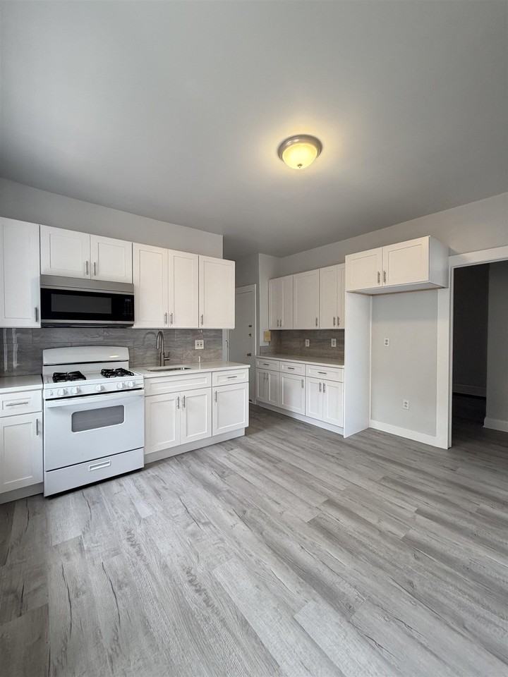 67 W 53rd St - Photo 2 of 7