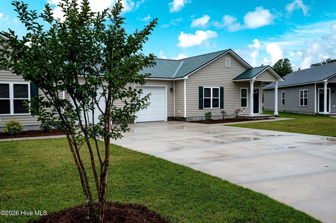 136 Macdonald Blvd - Photo 3 of 20