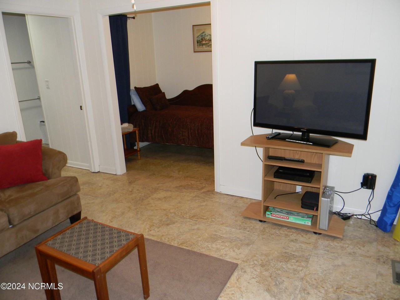 323 Front St - Photo 4 of 14