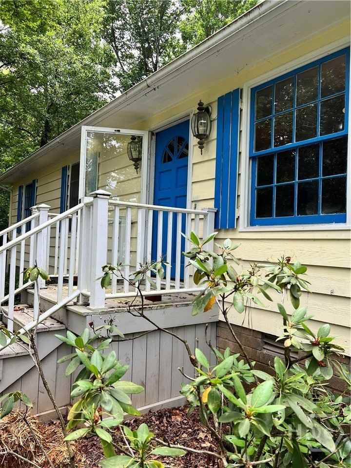 1000 Lindy Cir - Photo 2 of 13