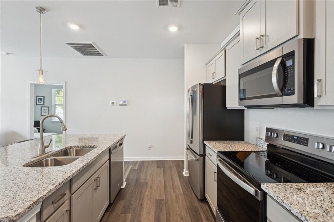 195 Holloway Hl - Photo 6 of 39